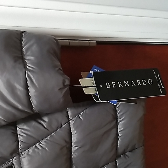 Bernardo XS Packable Hooded fill Coat with Bib - Picture 7 of 16